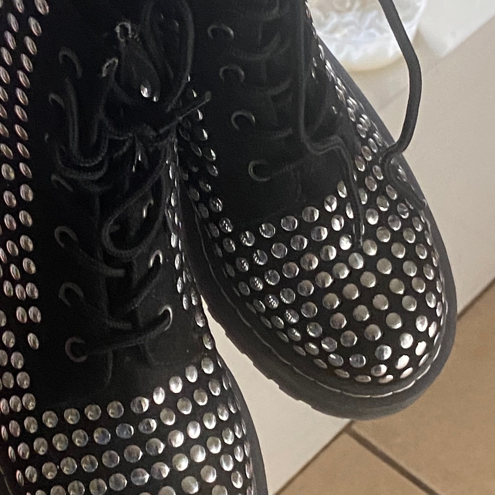 boots detail studs
